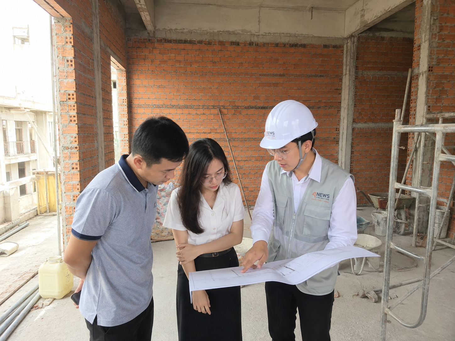 Kỹ sư 4NEWS khảo sát công trình và tư vấn báo giá xây nhà phần thô TP.HCM
